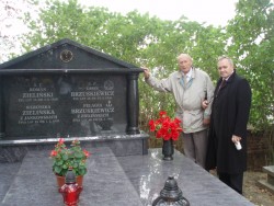 Z Teofilem Jurkiewiczem w Oborach przy grobie Jego Rodziców 